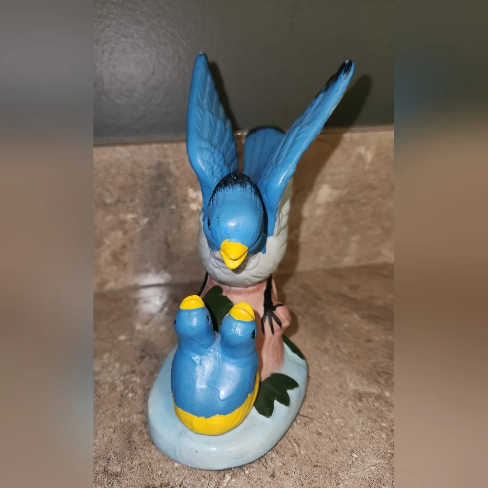 Vintage Unmarked Bluebird‎ With Babies Figurine